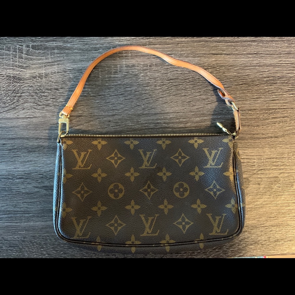 Authentic Louis Vuitton small purse / pochette!
